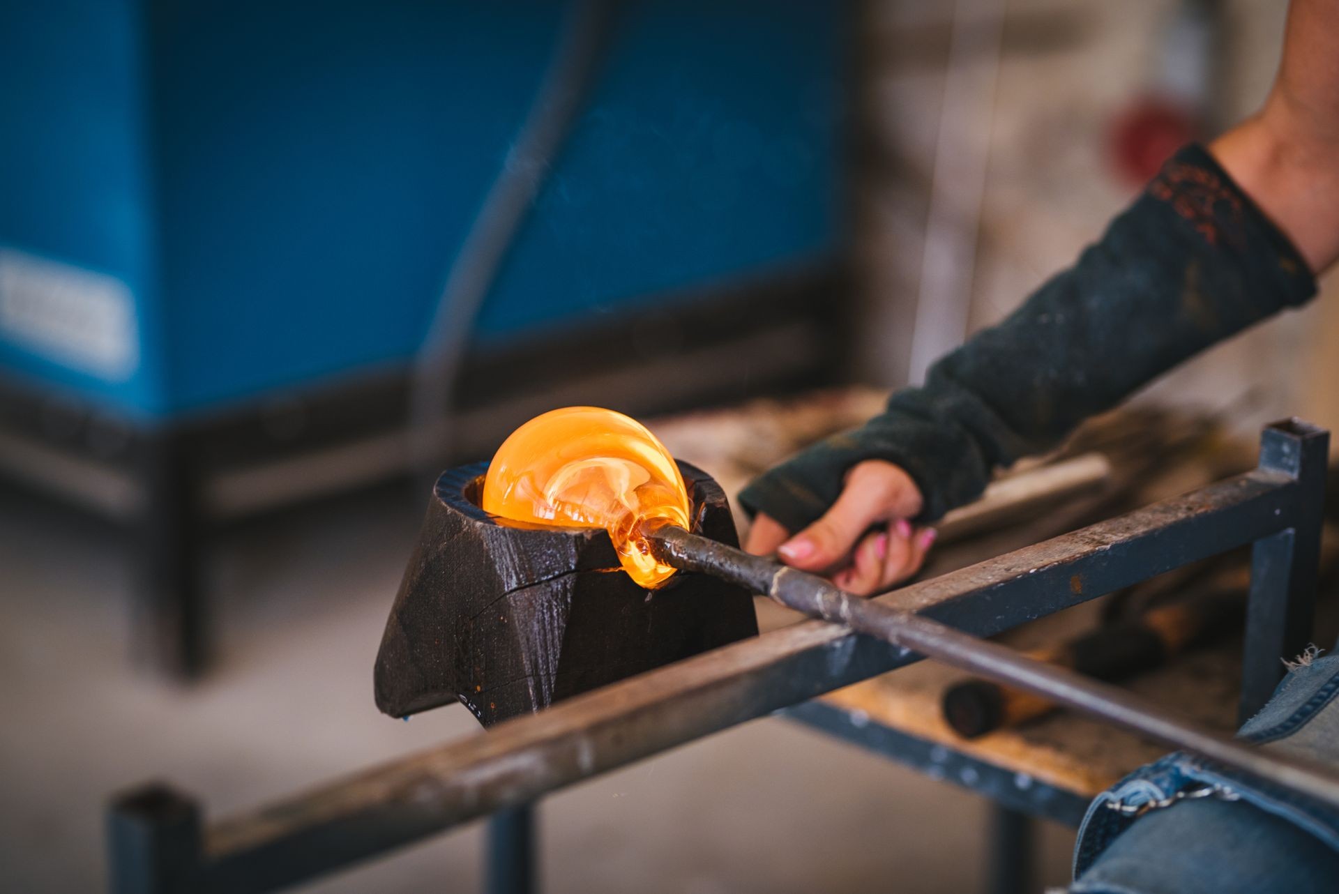 The process of glass making sculptures